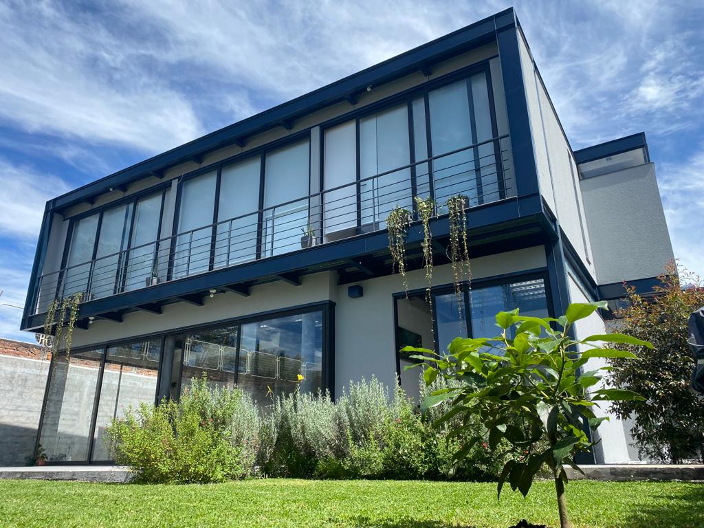 Casa Neoindustrial con jardín